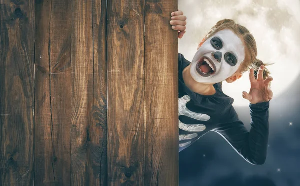 Vrolijke Halloween Schattige Kleine Skelet Met Pompoen Mooie Jonge Kind — Stockfoto