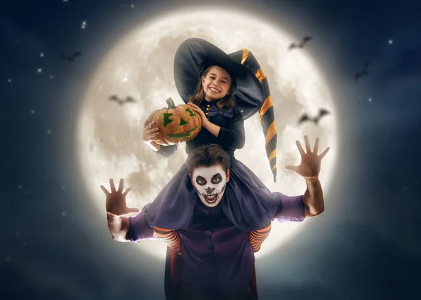 Família Feliz Comemorando Para Halloween Jovem Pai Seu Filho Trajes — Fotografia de Stock