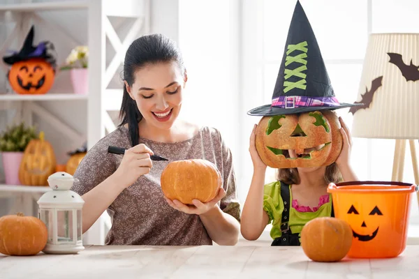 Anne Kızı Evde Eğleniyor Mutlu Aile Cadılar Bayramı Için Hazırlanıyor — Stok fotoğraf