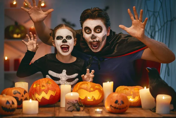 Baba Oğlu Evde Eğleniyor Cadılar Bayramı Kutluyor Mutlu Bir Aile — Stok fotoğraf