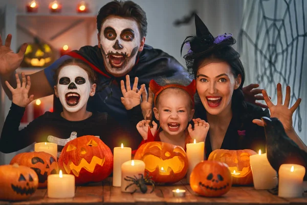 Madre Padre Sus Hijos Divierten Casa Feliz Familia Celebrando Halloween — Foto de Stock