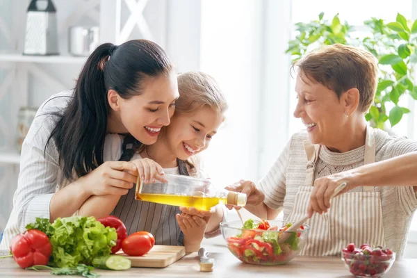 Comida Saludable Casa Familia Feliz Cocina Abuela Madre Hija Están — Foto de Stock