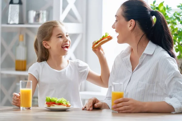 Comida Saudável Casa Uma Família Feliz Cozinha Mãe Filha Estão — Fotografia de Stock