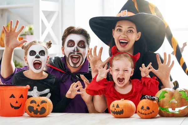 Мама Папа Дети Веселятся Дома Счастливая Семья Празднует Хэллоуин Люди — стоковое фото