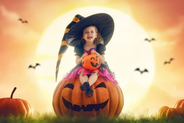 Vrolijke Halloween Schattige Kleine Heks Met Pompoenen Mooie Jonge Kind — Stockfoto