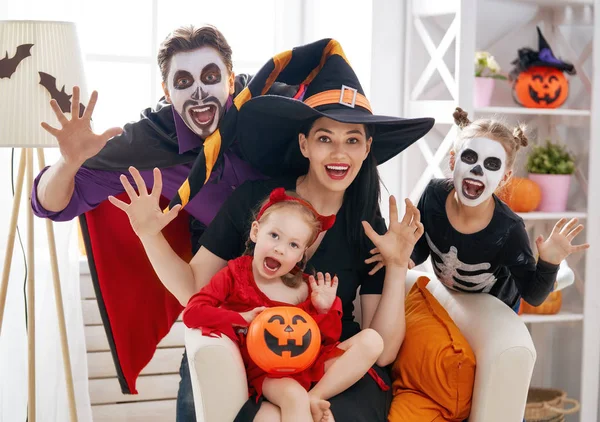 Mãe Pai Filhos Divertirem Casa Família Feliz Celebrando Halloween Pessoas — Fotografia de Stock