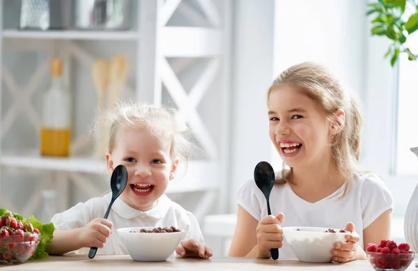 Två Barn Äter Frukost Barn Äter Flingor Och Bär Köket — Stockfoto