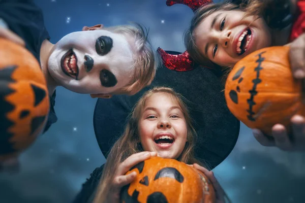 Glad Bror Och Två Systrar Halloween Roliga Barn Karnevalkostymer Utomhus — Stockfoto