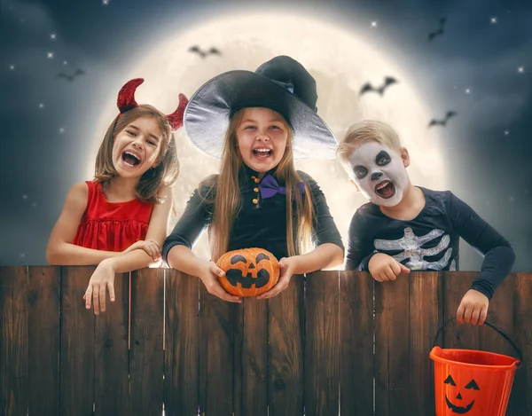 Feliz Irmão Duas Irmãs Halloween Miúdos Engraçados Trajes Carnaval Livre — Fotografia de Stock