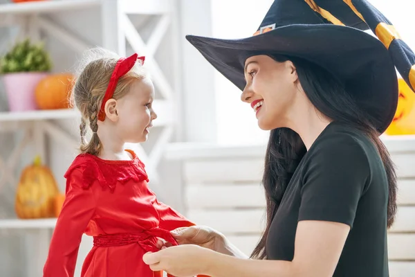 Boldog Család Felkészülés Halloween Fiatal Anya Gyerek Farsangi Jelmezek Ünnepek — Stock Fotó