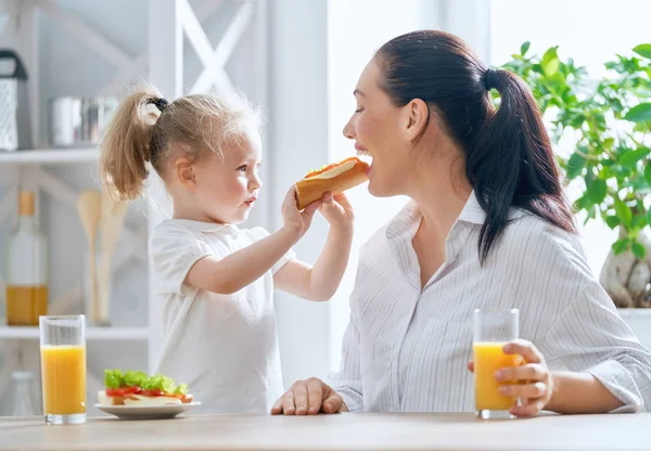 Здоровое Питание Дома Счастливая Семья Кухне Мать Дочь Завтракают — стоковое фото