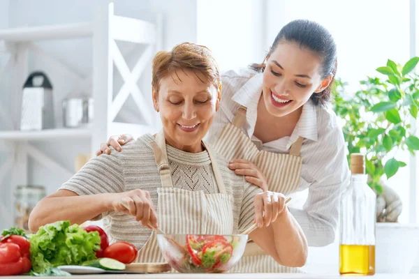 Zdrowe Jedzenie Domu Szczęśliwa Rodzina Kuchni Matka Córka Przygotowania Warzyw — Zdjęcie stockowe