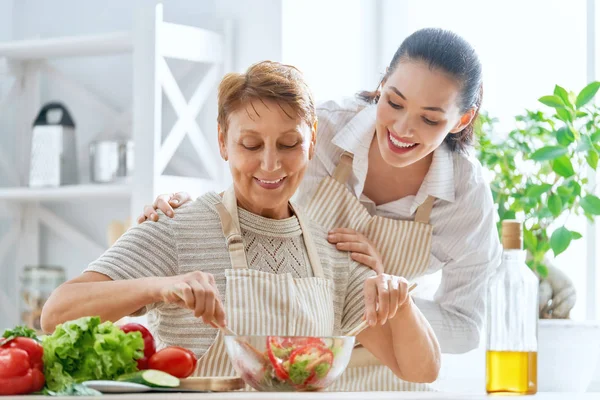 Cibo Sano Casa Famiglia Felice Cucina Madre Figlia Stanno Preparando — Foto Stock