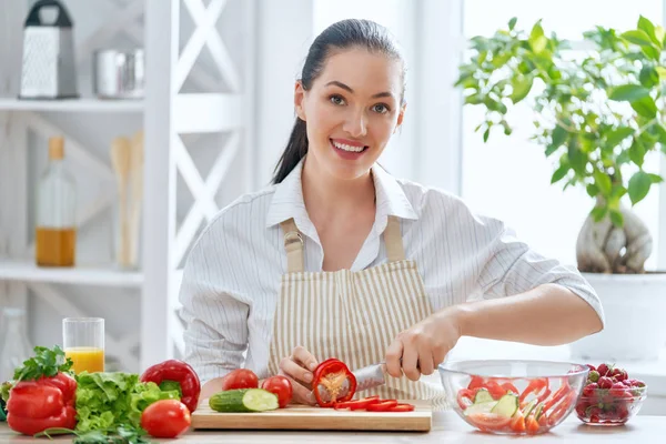 健康的食物在家里 快乐的女人正在厨房里准备蔬菜和水果 — 图库照片