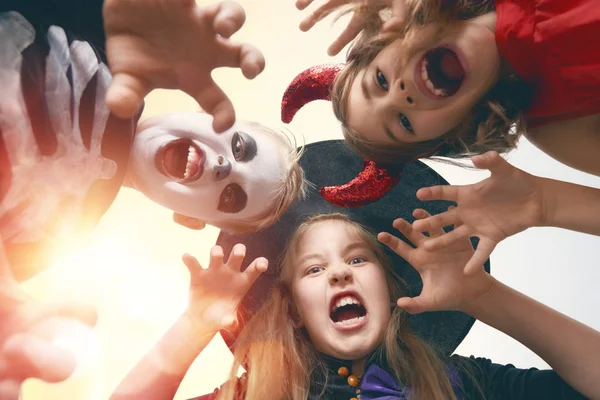 Boldog Bátyja Két Nővére Halloween Vicces Gyerekek Farsangi Jelmezek Szabadban — Stock Fotó