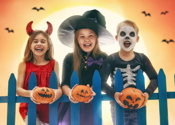 Glücklicher Bruder Und Zwei Schwestern Halloween Lustige Kinder Karnevalskostümen Freien — Stockfoto