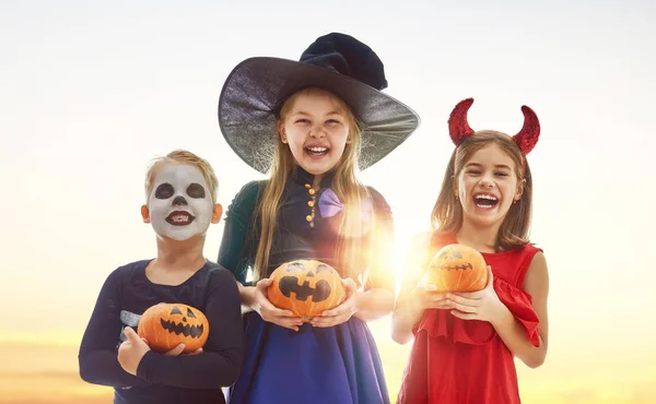 Glad Bror Och Två Systrar Halloween Roliga Barn Karnevalkostymer Utomhus — Stockfoto