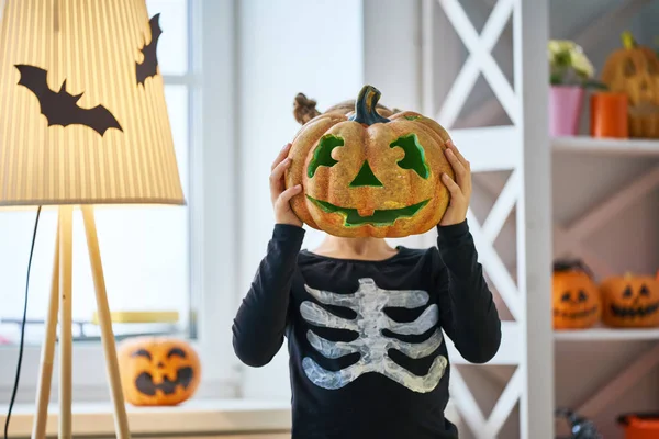 Feliz Halloween Linda Niña Riendo Traje Esqueleto Con Una Calabaza —  Fotos de Stock