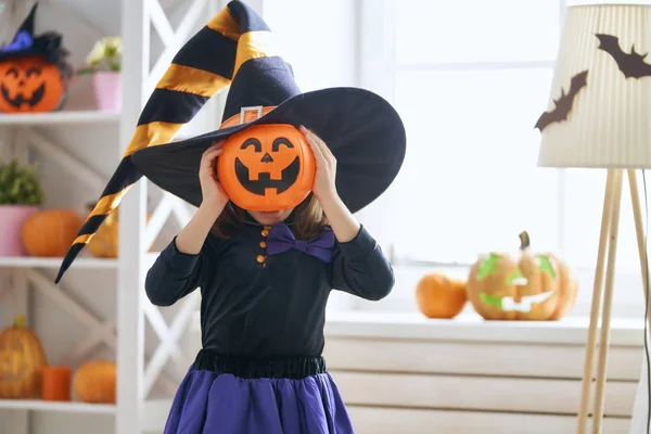 Boldog Halloweent Boszorkány Jelmez Egy Tök Aranyos Kis Nevető Lány — Stock Fotó