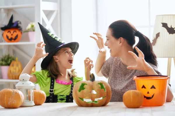 Anne Kızı Evde Eğleniyor Mutlu Aile Cadılar Bayramı Için Hazırlanıyor — Stok fotoğraf