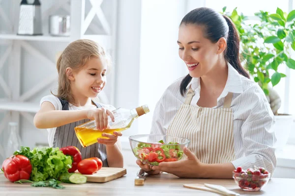 Comida Saudável Casa Uma Família Feliz Cozinha Mãe Filha Estão — Fotografia de Stock