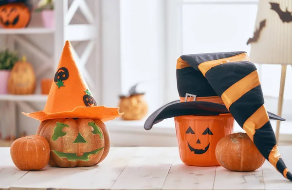 Snidning Pumpa Bordet Hemma Lycklig Familj Förbereda För Halloween — Stockfoto