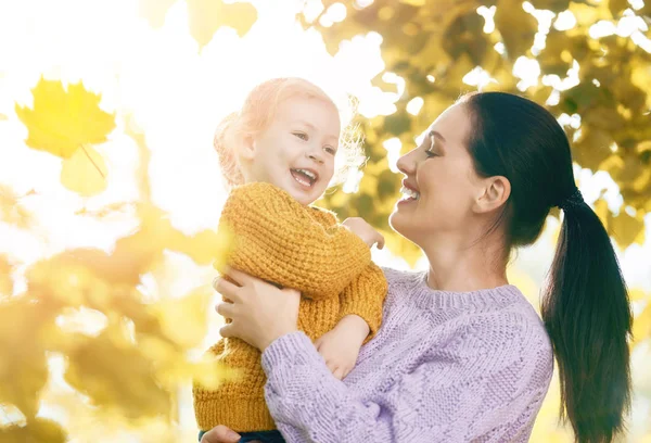 Glückliche Familie Auf Herbstwanderung Mutter Und Tochter Spazieren Park Und — Stockfoto