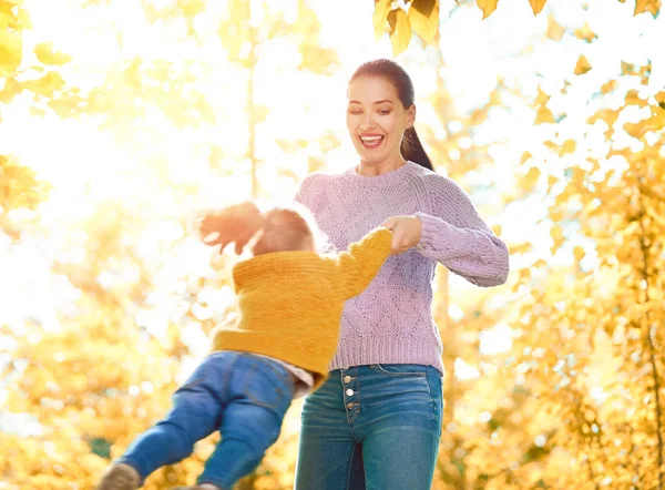 秋の散歩に幸せな家族 母と娘が公園を歩いて 美しい秋の自然を満喫 — ストック写真