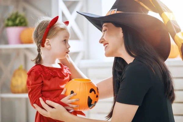 Lycklig Familj Förbereda För Halloween Ung Mamma Och Hennes Kid — Stockfoto
