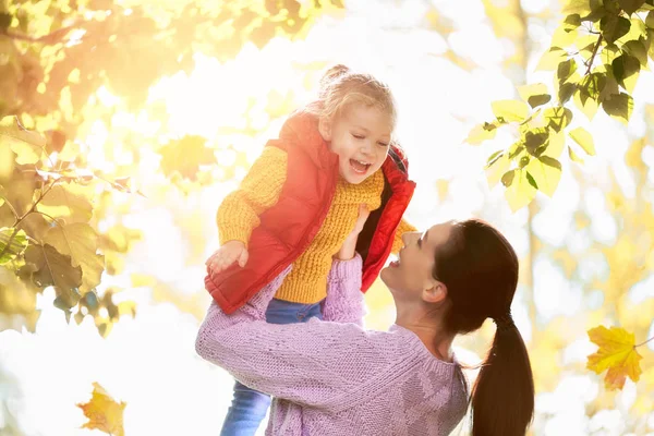 Gelukkige Familie Herfstwandeling Moeder Dochter Het Park Wandelen Genieten Van — Stockfoto
