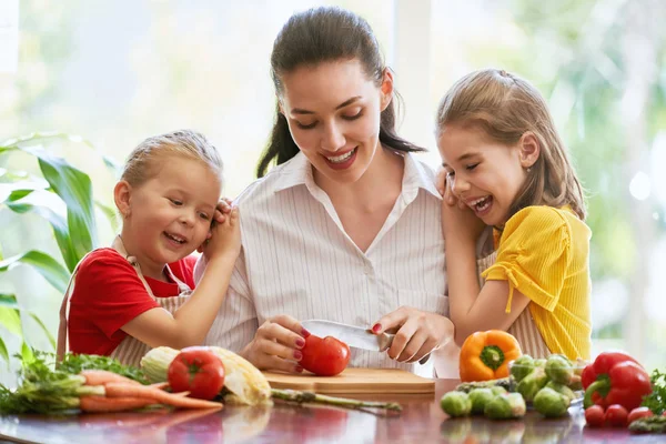 健康的食物在家里 幸福的家庭在厨房里 母亲和孩子的女儿们正在准备蔬菜 — 图库照片
