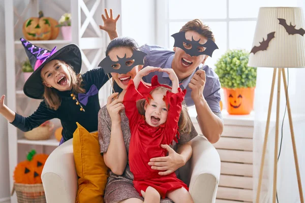 Matka Ojciec Ich Dzieci Zabawy Domu Szczęśliwa Rodzina Okazji Halloween — Zdjęcie stockowe