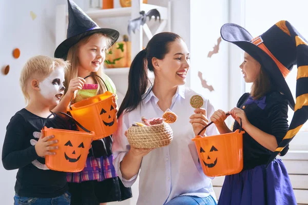 Família Feliz Celebrando Halloween Jovem Mãe Trata Crianças Com Doces — Fotografia de Stock