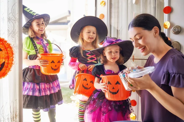 Lycklig Familj Firar Halloween Ung Mamma Behandlar Barn Med Godis — Stockfoto