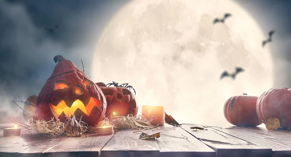 Feliz Halloween Calabazas Sobre Mesa Madera Sobre Fondo Cielo Nocturno —  Fotos de Stock