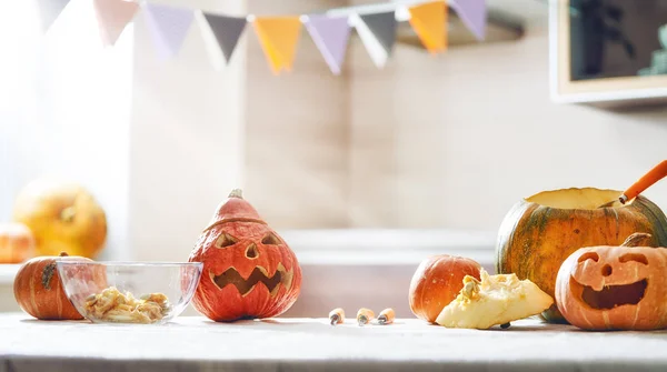Snijwerk Pompoen Tafel Thuis Voorbereiden Van Halloween Gelukkige Familie — Stockfoto