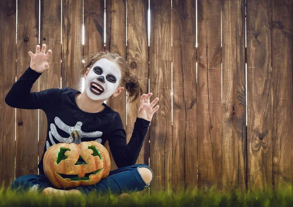 Feliz Halloween Lindo Esqueleto Con Calabaza Hermosa Niña Traje Sobre —  Fotos de Stock