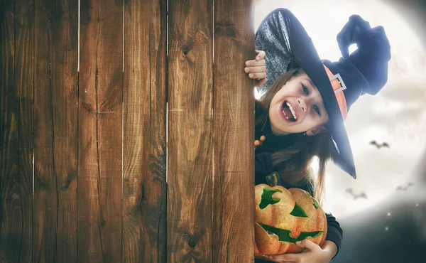 Veselý Halloween Roztomilá Malá Čarodějnice Dýní Krásné Malé Dítě Dívka — Stock fotografie