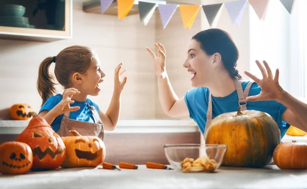 Veselý Halloween Matka Její Dcera Vyřezávání Dýní Rodina Příprava Dovolenou — Stock fotografie