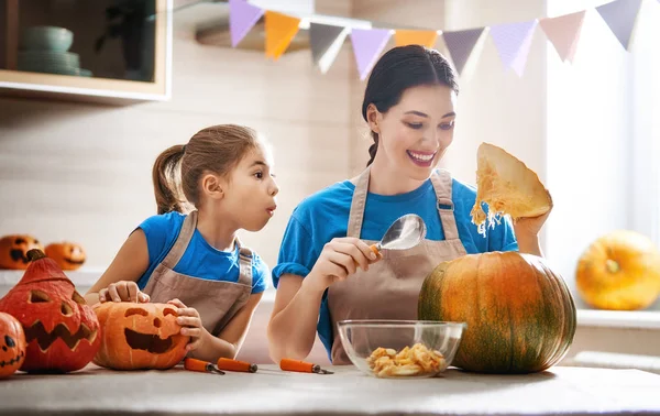 Veselý Halloween Matka Její Dcera Vyřezávání Dýní Rodina Příprava Dovolenou — Stock fotografie