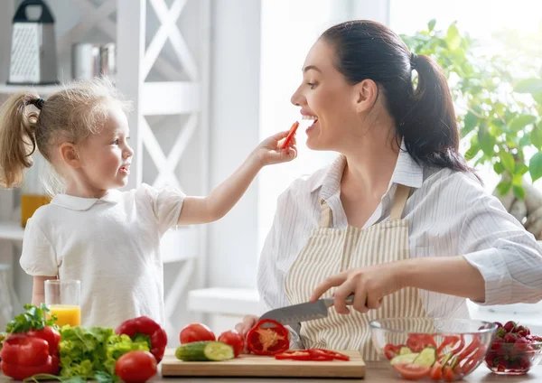 Comida Saudável Casa Uma Família Feliz Cozinha Mãe Filha Estão — Fotografia de Stock