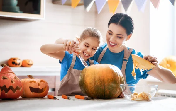 Frohes Halloween Mutter Und Tochter Schnitzen Kürbis Familie Bereitet Sich — Stockfoto
