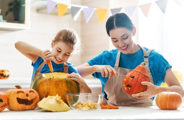 Feliz Dia Das Bruxas Mãe Filha Esculpir Abóbora Família Preparando — Fotografia de Stock