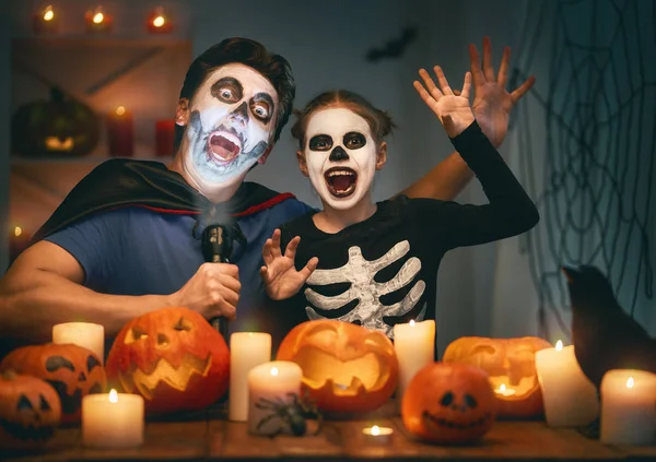Far Och Hans Barn Roligt Hemma Lycklig Familj Firar Halloween — Stockfoto
