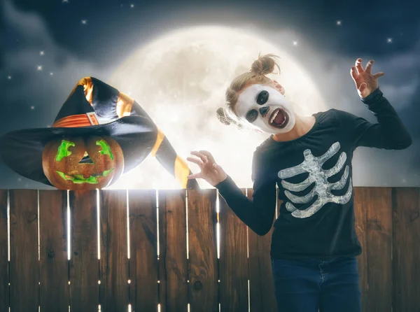 Boldog Halloweent Tök Aranyos Kis Csontváz Gyönyörű Fiatal Gyermek Lány — Stock Fotó