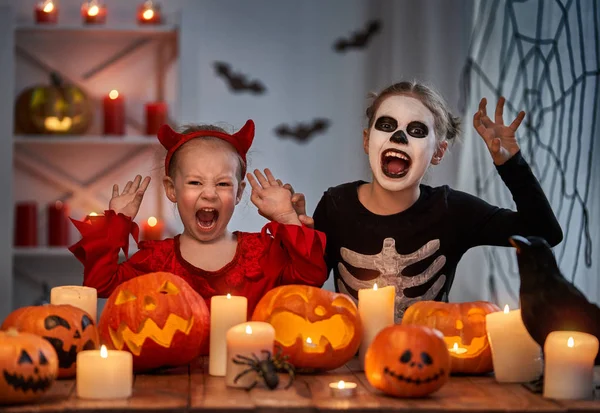 Vrolijke Halloween Twee Schattige Kleine Meisjes Kostuum Met Een Pompoenen — Stockfoto