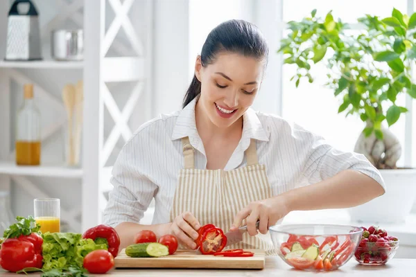 Comida Saudável Casa Mulher Feliz Está Preparando Legumes Frutas Cozinha — Fotografia de Stock