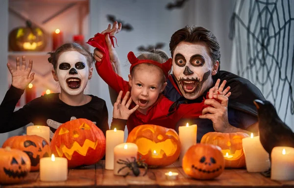 Baba Çocukları Evde Eğleniyor Cadılar Bayramı Kutluyor Mutlu Bir Aile — Stok fotoğraf