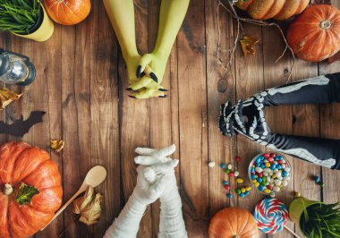 Cadılar Bayramınız Kutlu Olsun! El ve kabaklar tablo içinde belgili tanımlık ev. Aile Tatil Hazırlanma. Üstten görünüm. Yakın çekim.