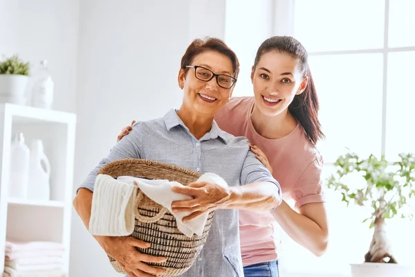 Mulheres Bonitas Estão Sorrindo Enquanto Lavam Roupa Casa — Fotografia de Stock